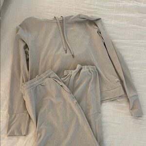 Vuori ecru heather sweat set size small